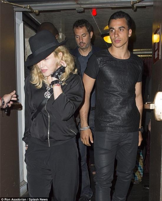 Madonna tiết lộ bị bạn trai phản bội trong show diễn