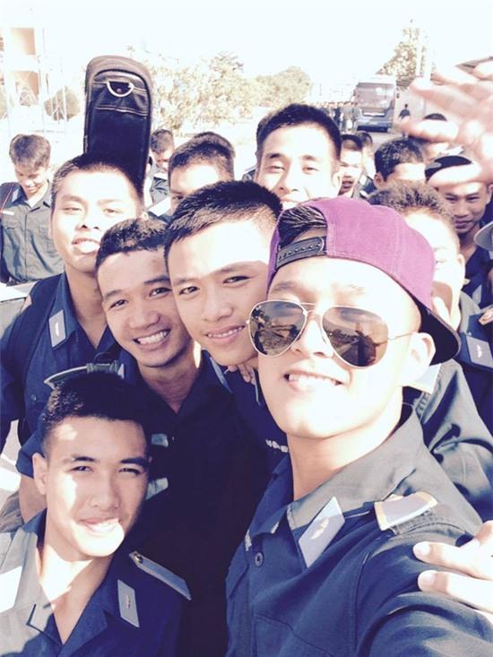 Hành trình từ công tử bột đến chàng lính trưởng thành của cậu học viên phi công cực điển trai - Ảnh 11.