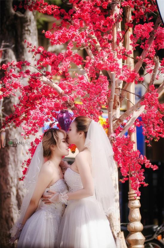 Hai cô gái đi chụp ảnh cưới sau khi chia tay bạn trai: Tình cảm của chúng mình là thật - Ảnh 1.