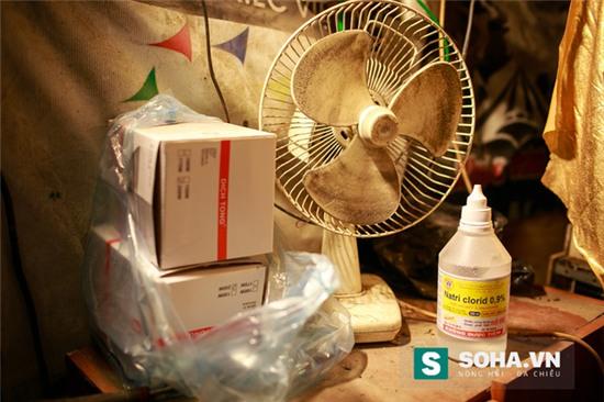 Bên cạnh 1 chuồng trăn là rất nhiều thiết bị y tế, trong đó còn có cả nước muối để súc miệng cho từng con trăn vào mỗi buổi sáng, tránh viêm lợi, hỏng răng.