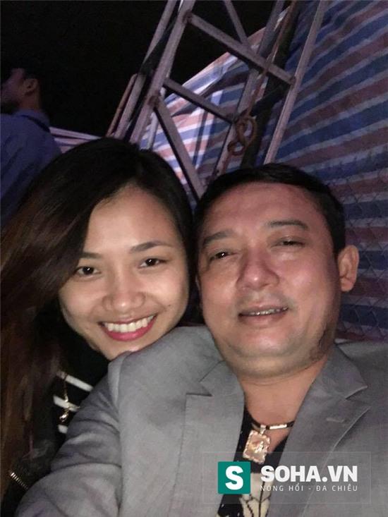 Bạn gái kém 18 tuổi thường xuyên tháp tùng Chiến Thắng trong các buổi biểu diễn.