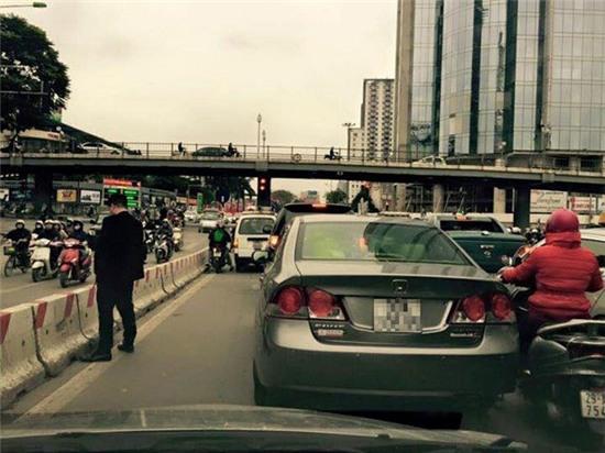 Quý ông thản nhiên đái bậy gần ngã tư Láng Hạ, Hà Nội.