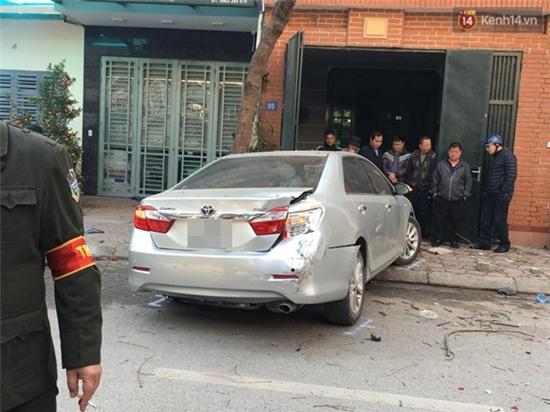 Hà Nội: Người phụ nữ lái xe Camry gây tai nạn kinh hoàng, 3 người thương vong - Ảnh 1.