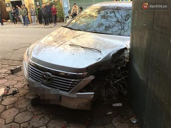 Hà Nội: Người phụ nữ lái xe Camry gây tai nạn kinh hoàng, 3 người thương vong - Ảnh 2.