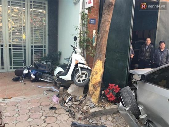Hà Nội: Người phụ nữ lái xe Camry gây tai nạn kinh hoàng, 3 người thương vong - Ảnh 4.
