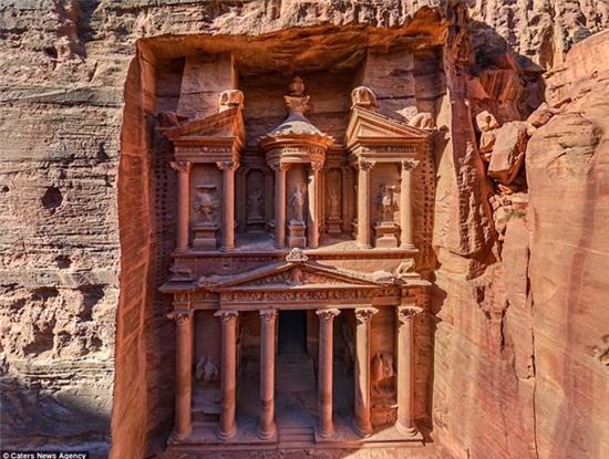 Thành cổ Petra được xây dựng vào thế kỷ 3, do người Nabatea tạc vào lòng vách đá sa thạch. Petra đã ngủ vùi suốt nhiều năm. Nhà thám hiểm Jean Louis Burckhardt vô tình phát hiện ra nơi này vào năm 1812. Ngày nay, thành cổ được vinh danh là một trong 7 kỳ quan thế giới mới.