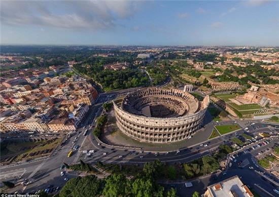 Trên website của họ, các ảnh dạng panorama cho du khách được ngắm toàn cảnh các kỳ quan nổi tiếng như đấu trường La Mã ở Rome, Italy.