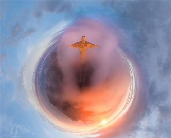 Những đám mây bao quanh bức tượng Chúa Cứu Thế ở Rio de Janeiro, Brazil. Đây là một trong những kỳ quan thế giới mới.