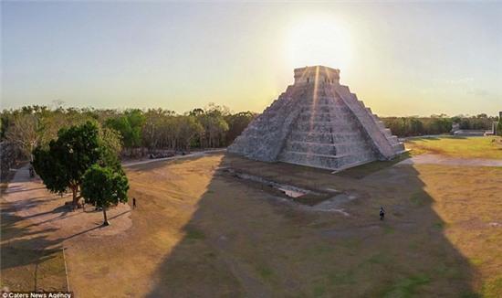 Kim tự tháp Chichen Itza ở Mexico bừng sáng trong ánh mặt trời, giữa khung cảnh đẹp như tranh vẽ. Mỗi năm có khoảng 1,2 triệu người ghé thăm di tích cổ huyền bí này.