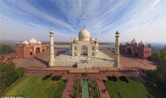 Những bức ảnh dạng panorama làm nổi bật quy mô khổng lồ và vẻ đẹp vĩnh cửu của lăng Taj Mahal, Ấn Độ. Lăng mộ khổng lồ này là thành quả lao động của 22.000 người, trong đó có các công nhân, họa sĩ, nghệ sĩ điêu khắc và nghệ nhân thêu.