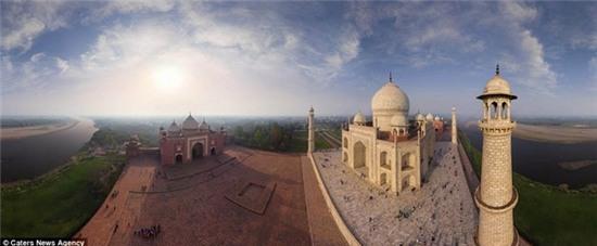 Việc chụp ảnh lăng Taj Mahal từ trên cao đòi hỏi có giấy phép đặc biệt. Nhóm đã phải chờ 2 tháng để có cơ hội chụp bức ảnh tuyệt đẹp này.