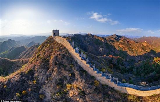 Trường Thành của Trung Quốc uốn lượn trên những ngọn đồi nhiều màu sắc, với du khách rải rác dọc đường đi.