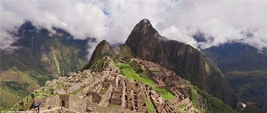 Ngoài ra, 200 địa danh khác cũng được đưa vào danh sách cùng 7 kỳ quan, trong đó có Machu Picchu, Peru.