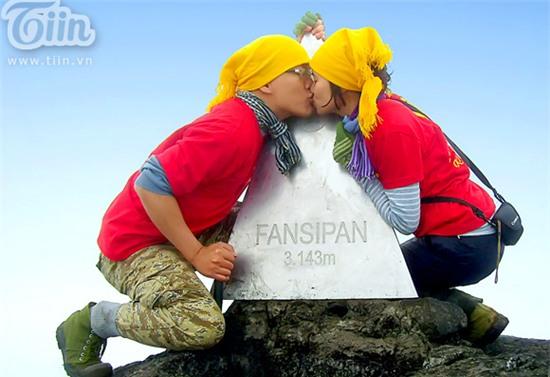 Đỉnh Fansipan biến mất giữa biển người chen lấn chụp ảnh