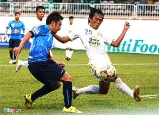 Cầu thủ HAGL gãy xương sườn vì bị đạp vào ngực?