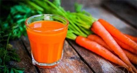 3. Cà rốt: Cà rốt có rất nhiều vitamin A đóng vai trò quan trọng cho sức khỏe của mắt. Một ly nước cà rốt mỗi sáng cũng có thể làm chậm quá trình lão hóa da do nó có chứa geta-carotene.