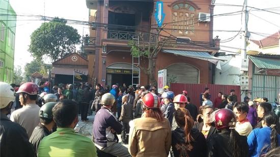 Người đàn ông ôm bé 6 tuổi tự thiêu trong nhà nghỉ