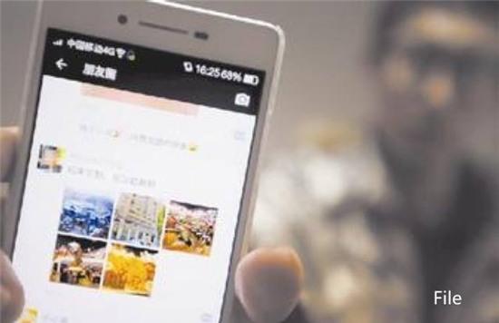 Hình ảnh check-in tại các điểm du lịch trong khi xin phép nghỉ ốm của Lu đã bị chụp lại làm bằng chứng để đuổi việc cô.