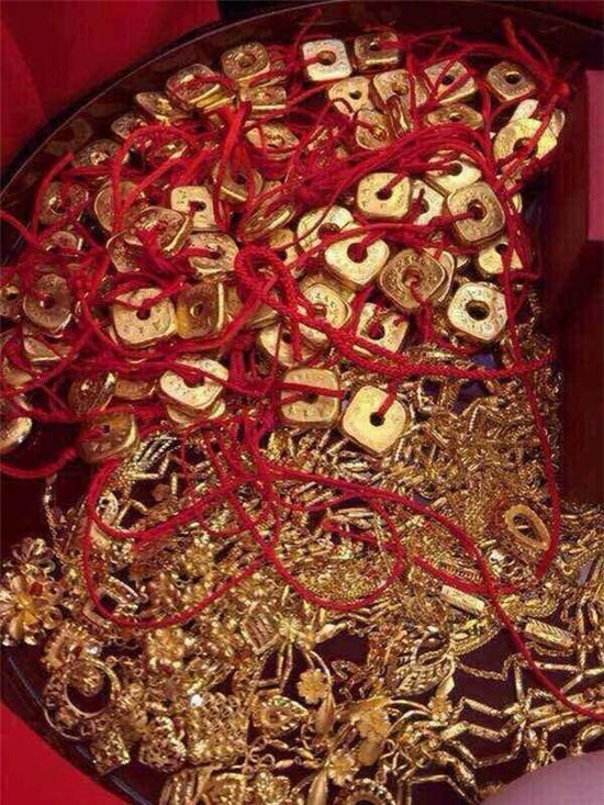 Những cô dâu vàng chỉ trực gãy cổ vì đeo quá nhiều của hồi môn trên người - Ảnh 2.