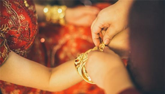 Những cô dâu vàng chỉ trực gãy cổ vì đeo quá nhiều của hồi môn trên người - Ảnh 4.