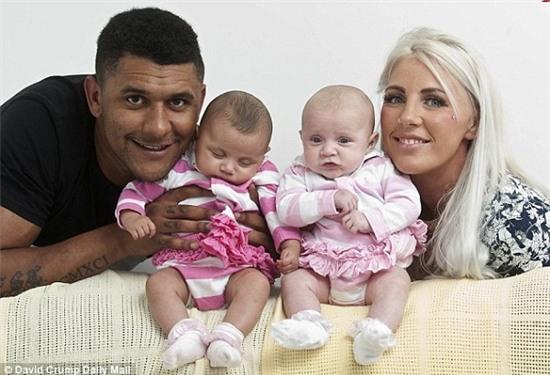 sinh-doi-cung-me-khac-cha