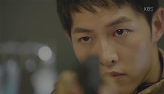 “Hậu Duệ Mặt Trời”: Song Joong Ki sướng phát hờn khi được Song Hye Kyo té lên người - Ảnh 39.