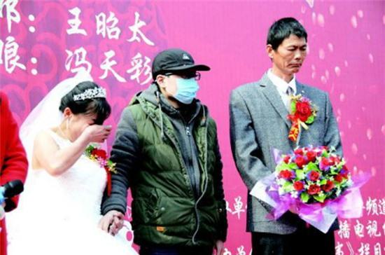Chàng trai bị ung thư nhưng từ chối điều trị, để tiền làm đám cưới cho mẹ - Ảnh 2.