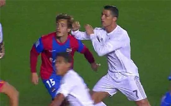 Ronaldo lại bị tố đánh cầu thủ đối phương - Ảnh 1.