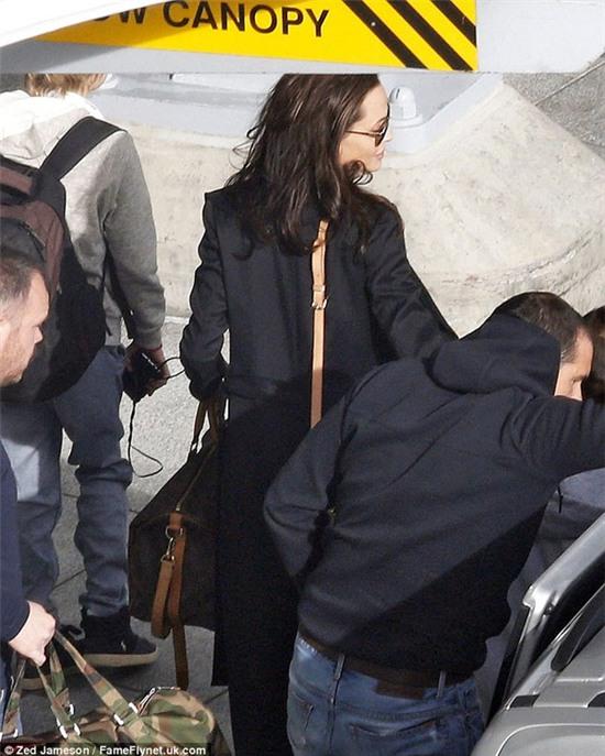 Angelina Jolie cùng các con vượt đường xa đến gặp Brad Pitt sau tin đồn bất hòa - Ảnh 1.