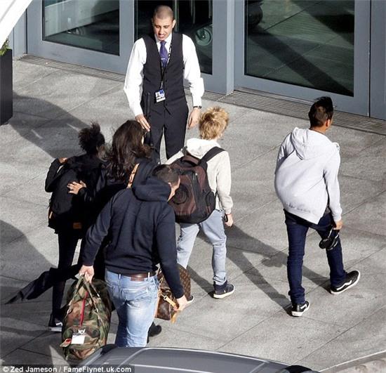 Angelina Jolie cùng các con vượt đường xa đến gặp Brad Pitt sau tin đồn bất hòa - Ảnh 2.