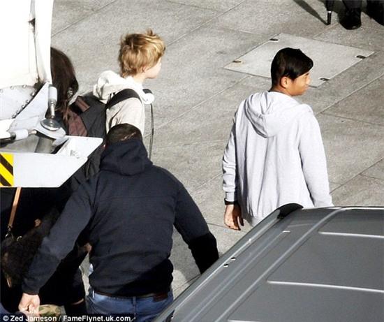 Angelina Jolie cùng các con vượt đường xa đến gặp Brad Pitt sau tin đồn bất hòa - Ảnh 3.