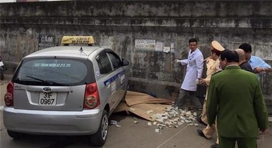 Đang ngồi chơi, hai bà cháu bị taxi đâm tử vong