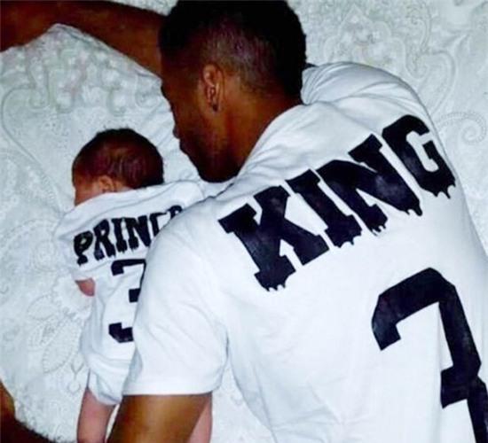 A. Cole và con trai mặc áo đồng phục