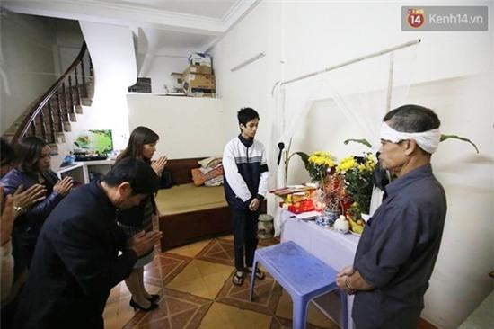 Nhà trường miễn học phí cho con trai nạn nhân bị xe Camry đâm tử vong - Ảnh 1.