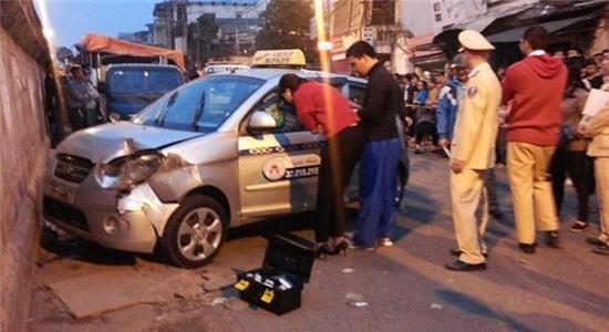 Vụ taxi đâm 2 bà cháu: Tài xế ra trình diện, cháu bé khó qua khỏi