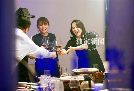 “Mỹ nhân cổ trang” Hồ Tịnh bị bắt gặp uống say đến không đứng vững trên phố - Ảnh 1.