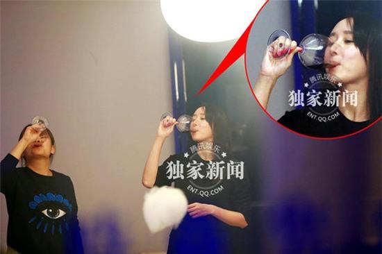 “Mỹ nhân cổ trang” Hồ Tịnh bị bắt gặp uống say đến không đứng vững trên phố - Ảnh 3.