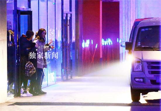 “Mỹ nhân cổ trang” Hồ Tịnh bị bắt gặp uống say đến không đứng vững trên phố - Ảnh 4.