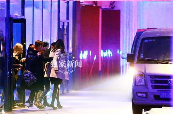 “Mỹ nhân cổ trang” Hồ Tịnh bị bắt gặp uống say đến không đứng vững trên phố - Ảnh 5.