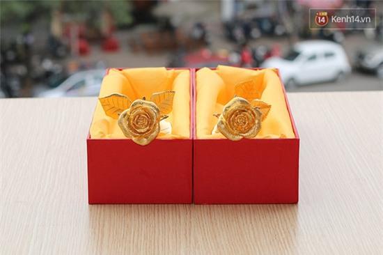 250 triệu đồng một bông hoa hồng vàng đính 83 viên kim cương làm quà tặng cho phái nữ dịp 8-3 - Ảnh 1.