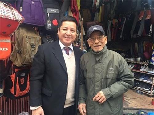 NSƯT Trần Hạnh và NSƯT Chí Trung tại ki-ốt bán hàng của ông tại Ga B Hà Nội.