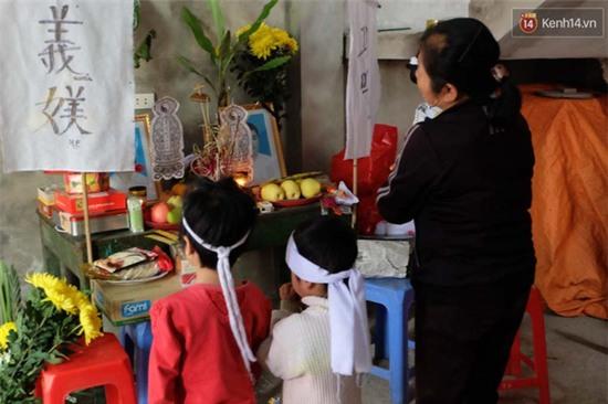 Rơi nước mắt nhìn cảnh 3 con thơ phút chốc mồ côi vì cha mẹ bị xe tải cán chết - Ảnh 3.