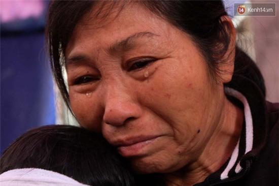 Rơi nước mắt nhìn cảnh 3 con thơ phút chốc mồ côi vì cha mẹ bị xe tải cán chết - Ảnh 4.