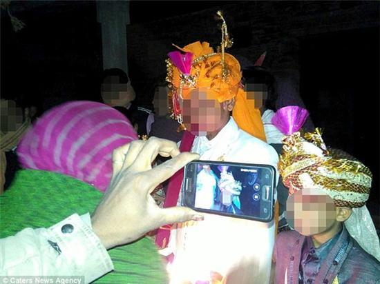 Ấn Độ: Đám cưới của cô dâu 2 tuổi gây shock - Ảnh 2.