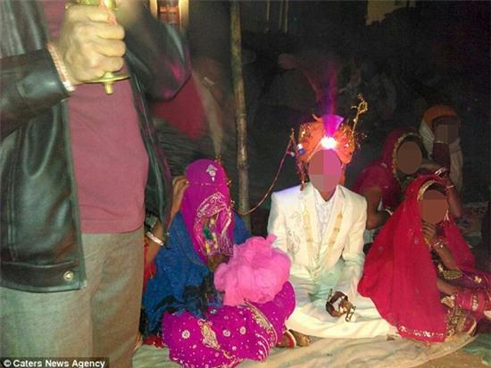 Ấn Độ: Đám cưới của cô dâu 2 tuổi gây shock - Ảnh 3.