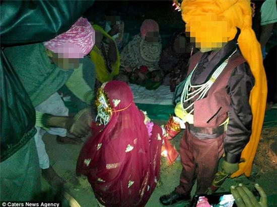 Ấn Độ: Đám cưới của cô dâu 2 tuổi gây shock - Ảnh 4.