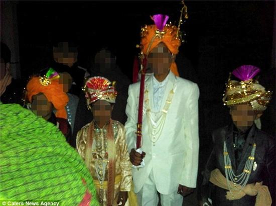 Ấn Độ: Đám cưới của cô dâu 2 tuổi gây shock - Ảnh 5.