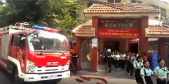 Clip: Học sinh cấp 2 vỗ tay hào hứng khi xe cứu hỏa đến trường - Ảnh 2.