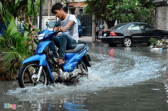 Nước ngập nhiều màu, nồng nặc mùi hóa chất ở Sài Gòn - Ảnh 2.