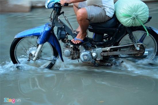 Nước ngập nhiều màu, nồng nặc mùi hóa chất ở Sài Gòn - Ảnh 3.